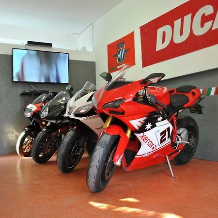 MillesimoItalian Piston House Sport Moto Rent住宿加早餐旅馆 外观 照片